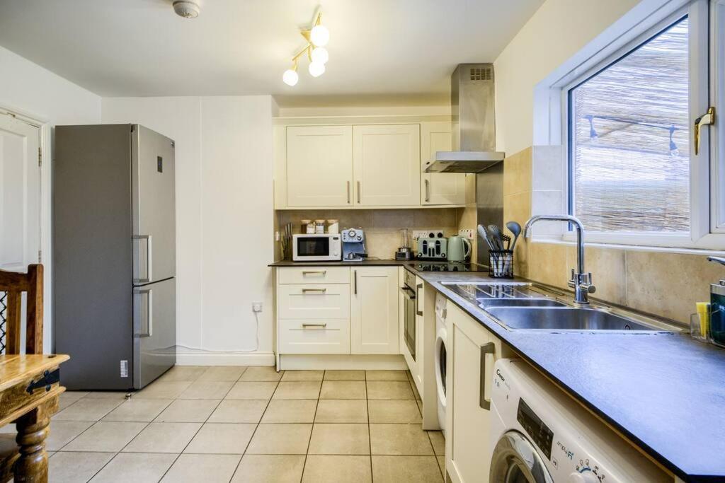 Low Rate For A 4-Bedroom House In Coventry With Free Unlimited Wi-Fi 2 Car Parking 53 Qmc Экстерьер фото