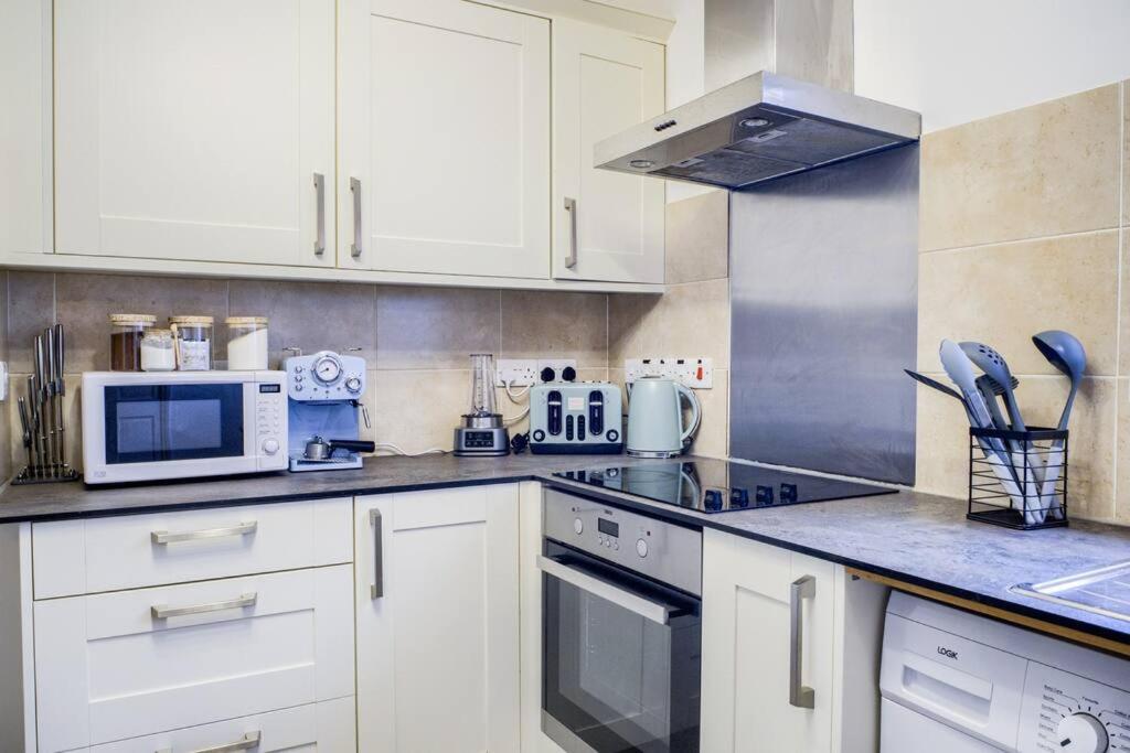 Low Rate For A 4-Bedroom House In Coventry With Free Unlimited Wi-Fi 2 Car Parking 53 Qmc Экстерьер фото